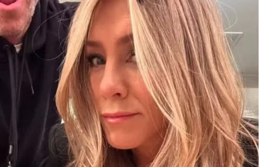 Homem que bateu o carro na casa de Jennifer Aniston é acusado de perseguição e vandalismo