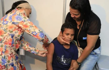 Mais de 163 mil crianças e adolescentes vacinadas contra a dengue no DF