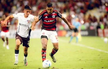Flamengo vence a LDU no Maracanã e segue vivo na Libertadores