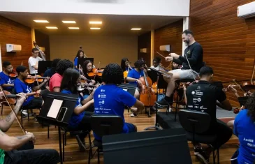 Orquestra Maré do Amanhã começa 2025 com formação mais jovem e homenagem ao Papa Francisco