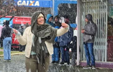 Moradores registram neve em municípios do RS e SC; vídeo