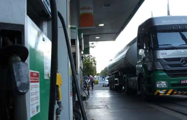 Petrobras reduz em 5,6% preços de gasolina para distribuidoras