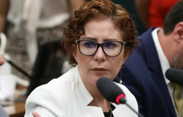 Carla Zambelli deixa o Brasil após ser condenada a 10 anos de prisão