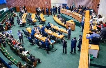 Câmara Legislativa derruba 25 vetos a projetos de lei