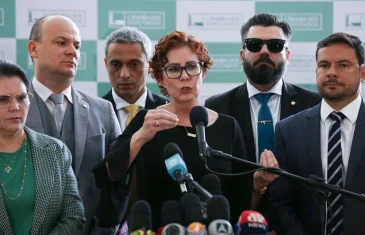 Oposição critica ordem de prisão de Carla Zambelli