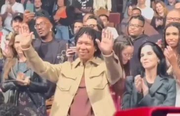 Djavan assiste musical sobre a vida dele, é ovacionado por plateia e pergunta aos presentes: ‘Gostaram?’
