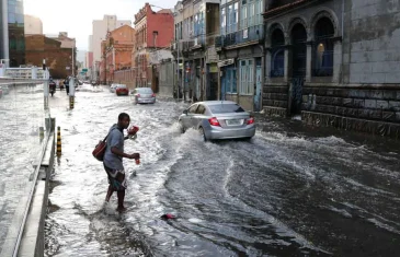 Chuva intensa alaga ruas e causa transtornos em Canoas