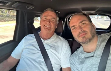 Bolsonaro ainda apresenta quadro de soluços e trabalha de casa após passar mal no feriado