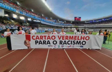 Mais de 45 mil torcedores paraenses levantaram o cartão vermelho contra o racismo