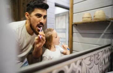 Dieta, hidratação, higiene e respiração: 5 soluções científicas para se livrar do mau hálito
