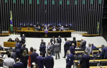 Câmara aprova projeto que suspende aumento do IOF