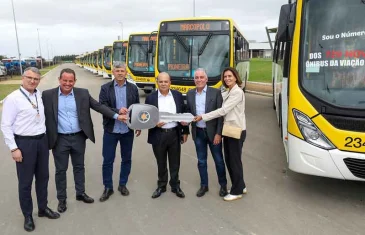 Ibaneis visita fábrica e conhece novos ônibus que vão integrar frota do DF