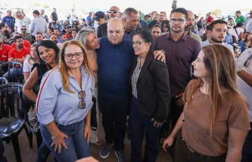 GDF entrega lotes e cartões do material de construção no Recanto das Emas