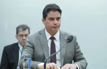 PF conclui buscas após seis horas em gabinete do deputado Júnior Mano, alvo de investigação sobre desvios em licitações