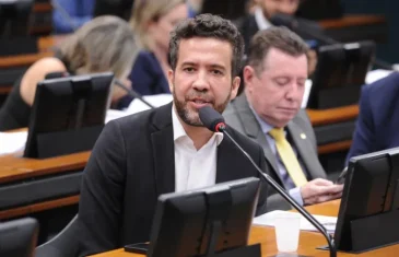 André Janones está suspenso do mandato por três meses por ofender colega no Plenário