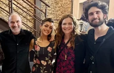 Filho de Adriana Esteves, Felipe Ricca se forma como ator e é prestigiado pelo pai, Marco Ricca, em peça