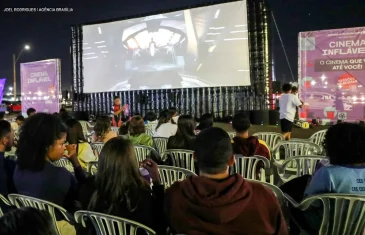 Cinema a céu aberto já recebeu mais de seis mil pessoas em cinco semanas