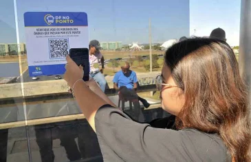 Usuários do transporte público aprovam QR codes com horários de ônibus