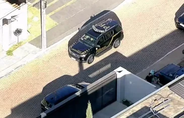 PF apreende 14 mil dólares na casa de Bolsonaro