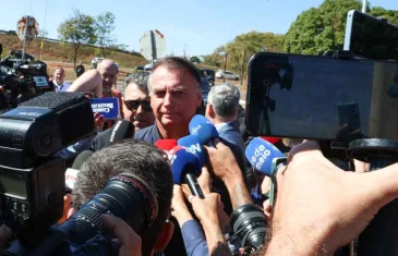 ‘Suprema humilhação’, diz Bolsonaro após colocar tornozeleira eletrônica