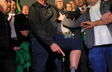 Bolsonaro exibe tornozeleira eletrônica ao lado de aliados no Congresso