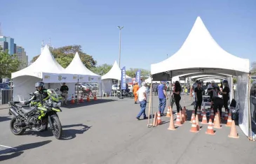 Detran-DF realiza Pit Stop Educativo para Motociclistas