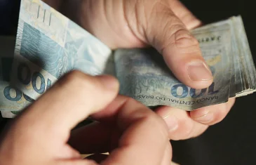 Receita Federal paga hoje terceiro lote de restituição do IR de 2025