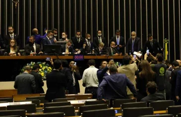 Parlamentares de oposição pernoitam nos plenários do Congresso para impedir trabalhos