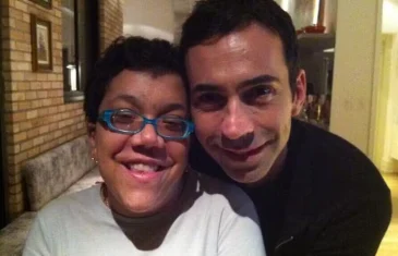 César Tralli se emociona ao falar da irmã com síndrome rara que morreu aos 40 anos: ‘Precisei intervir em situações violentas