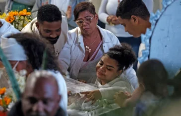 No velório de Arlindo Cruz, Flora Cruz chora sobre o corpo do pai