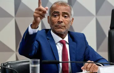 Brigado com Bolsonaro, Romário ignora ex-presidente e vira alvo de pressão de aliados