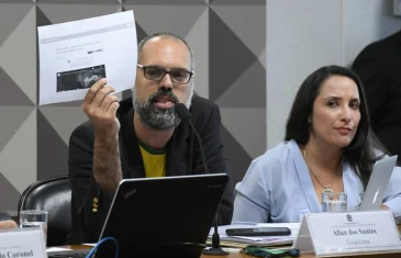 PF indicia Allan dos Santos por desobediência, incitação, difamação e injúria