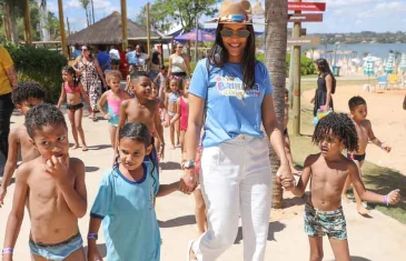 Vem Brincar Comigo leva crianças para um dia de diversão no complexo Na Praia