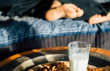 Alimentos amigos do sono ou da insônia? Aprenda a comer bem para dormir melhor