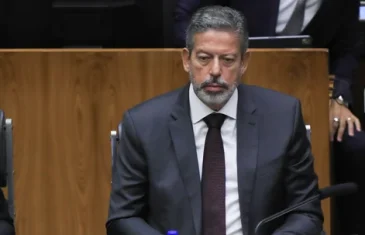 Moraes autoriza visita de Lira a Bolsonaro na véspera de julgamento