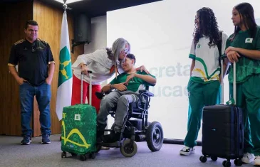Atletas da rede pública do DF recebem kit completo com uniformes oficiais