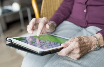Pesquisa aponta que mais de 287 mil idosos do DF estão conectados à internet