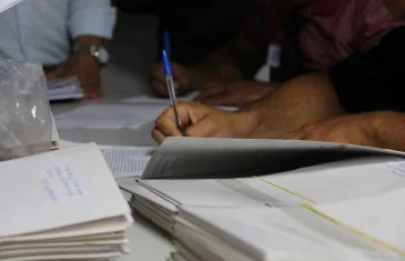 Famílias beneficiadas em programa habitacional assinam contrato de individualização