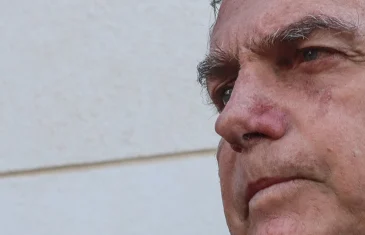 Bolsonaro passará a noite no hospital após passar mal