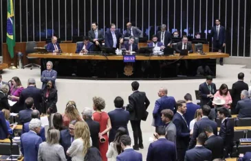 Câmara conclui a votação da PEC das Prerrogativas; proposta segue para o Senado