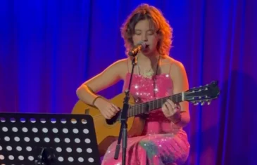 Flor Gil completa 17 anos comemorando ascensão na carreira e recebe mensagens de carinho da família