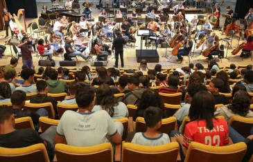 GDF leva 400 alunos de escolas públicas ao Teatro Nacional para assistir a concerto