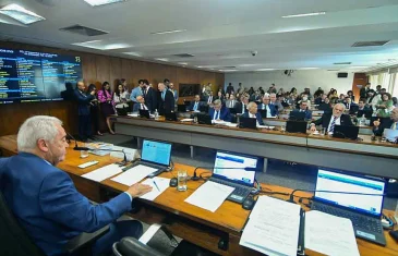 CCJ do Senado vota PEC que exige autorização para ação penal contra parlamentares
