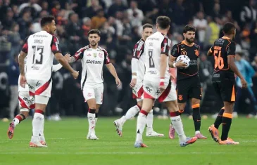 Flamengo vence o Corinthians e se isola ainda mais na liderança do Brasileirão
