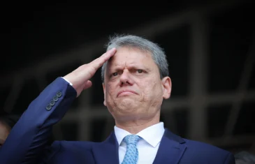 Tarcísio visita Bolsonaro em meio a indefinição sobre candidatura e anistia