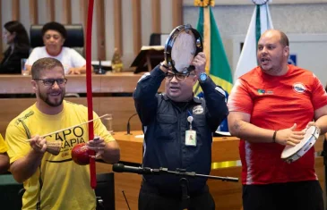 Câmara Legislativa homenageia professores e alunos de capoterapia 