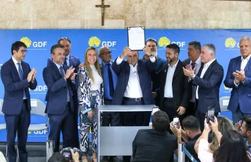 Governador sanciona novas regras para serviço de táxi no DF