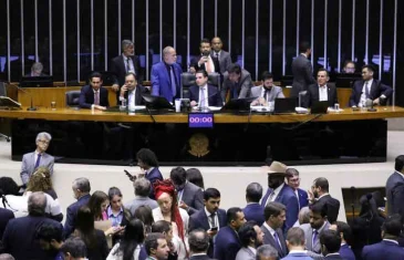 Câmara aprova regime de urgência para 15 projetos de lei