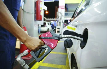 Petrobras: preço da gasolina vai cair 4,9% para as distribuidoras