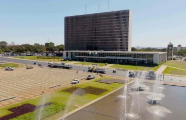 Governador Ibaneis sanciona lei que cria Dia da Memória das Vítimas do Comunismo no DF